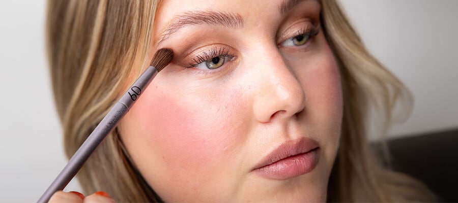 Bronze Smokey Eyes werden mit Pinsel geschminkt
